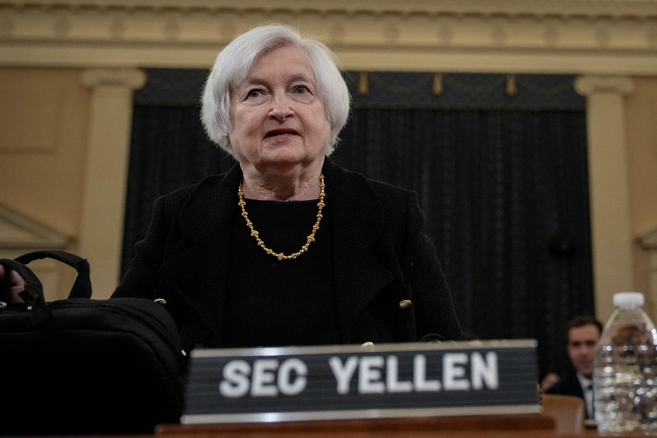 Finanzministerin Janet Yellen sitzt im weißen Haus an einem Pult. Vor ihr steht ein Namensschild mit der Aufschrift "Sec Yellen". Finanzministerin Janet Yellen sitzt im weißen Haus an einem Pult. Vor ihr steht ein Namensschild mit der Aufschrift "Sec Yellen".