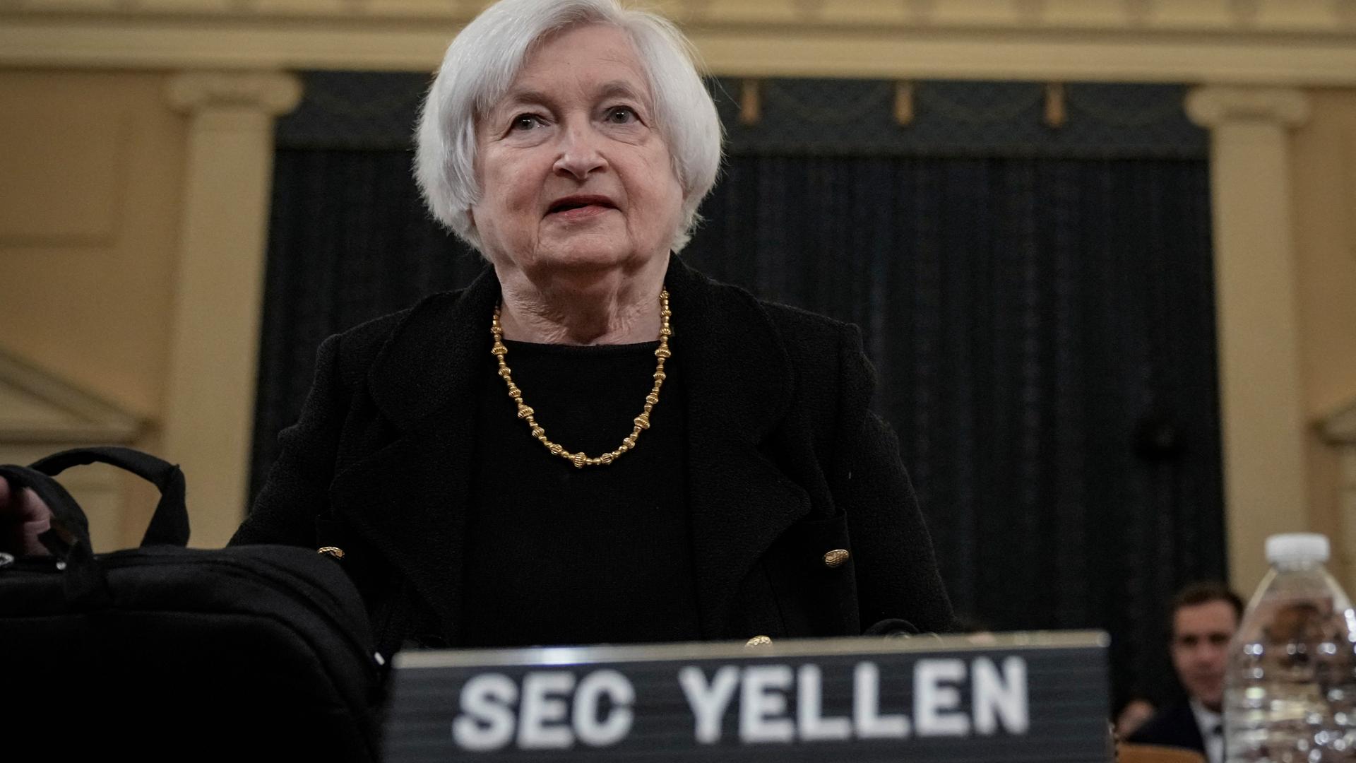 Finanzministerin Janet Yellen sitzt im weißen Haus an einem Pult. Vor ihr steht ein Namensschild mit der Aufschrift "Sec Yellen".