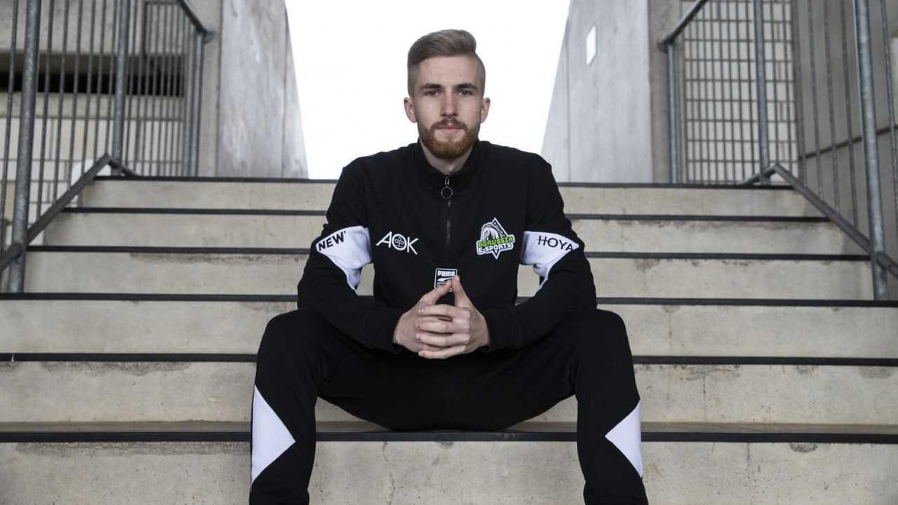 Yannick Reiners sitzt im Stadion in einem Treppenaufgang. Yannick Reiners sitzt im Stadion in einem Treppenaufgang.