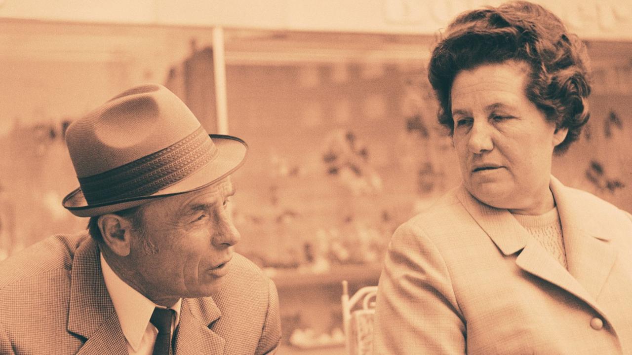 Zu sehen: Ein älteres Ehepaar (Josef und Frieda) aus den 1970er Jahren. Zu sehen: Ein älteres Ehepaar (Josef und Frieda) aus den 1970er Jahren.