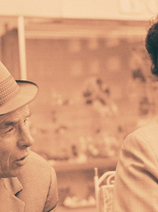 Zu sehen: Ein älteres Ehepaar (Josef und Frieda) aus den 1970er Jahren.