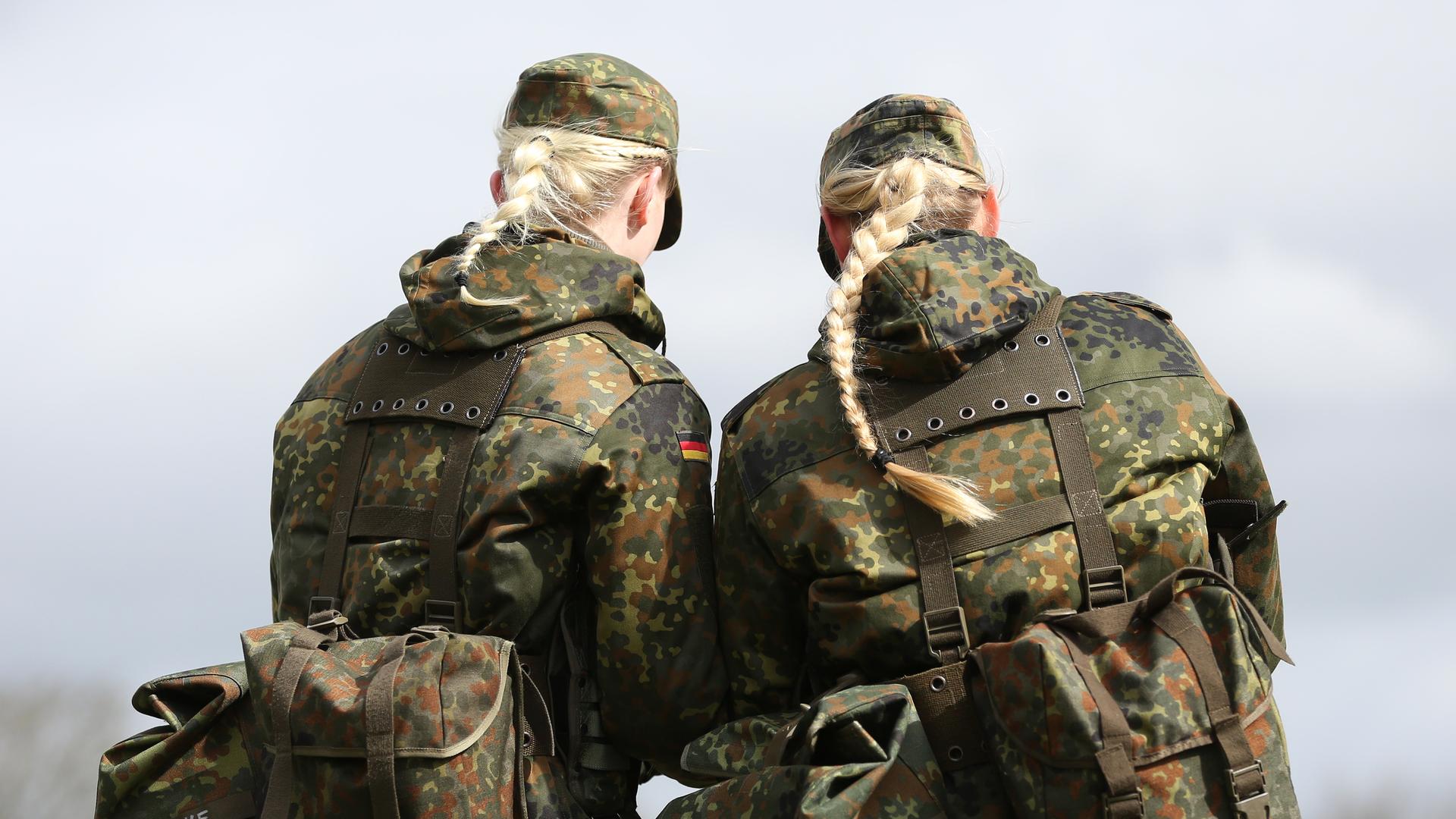 Zwei Soldatinnen der Bundeswehr üben am im Rahmen ihrer Grundausbildung an Handfeuerwaffen. 