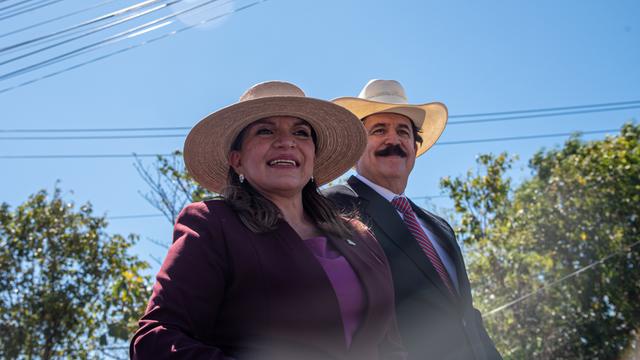 Die gewählte Präsidentin Xiomara Castro und ihr Ehemann, der ehemalige Präsident Manuel Zelaya, lächeln ihren Anhängern während einer Veranstaltung zur Amtseinführung zu. Beide tragen große Sombreros.