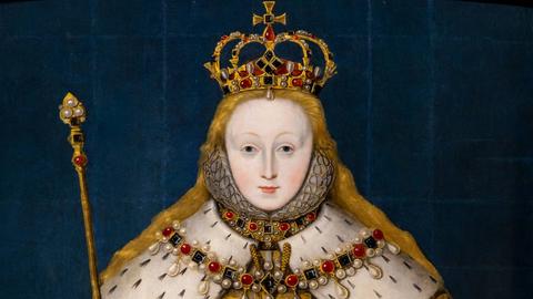 Das Gemälde der Queen Elizabeth I um 1600 von einem unbekannten Künstler zeigt sie in einem üppigen, goldenen Kleid voller Perlen und Steinen, Pelzbesatz und hohem Kragen mit Krone und Zepter.