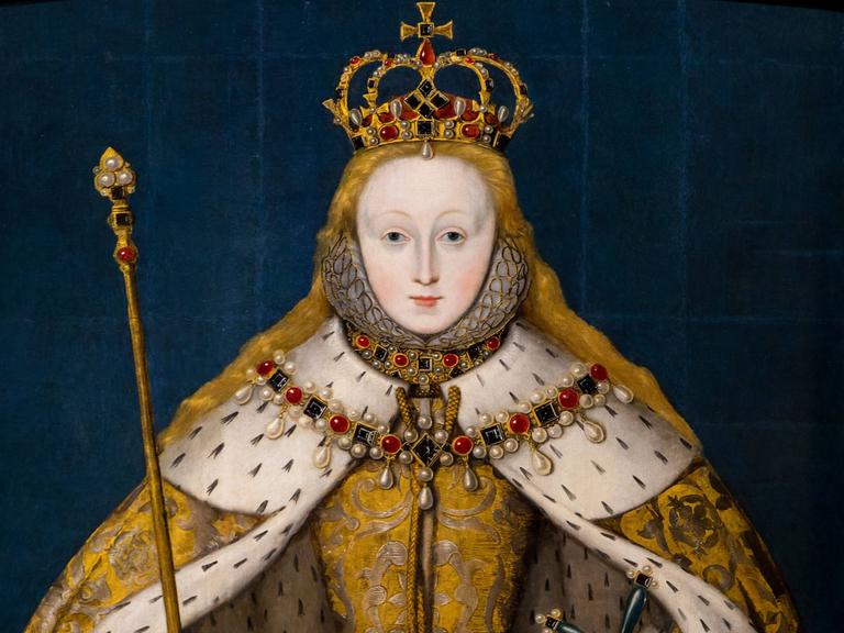 Das Gemälde der Queen Elizabeth I um 1600 von einem unbekannten Künstler zeigt sie in einem üppigen, goldenen Kleid voller Perlen und Steinen, Pelzbesatz und hohem Kragen mit Krone und Zepter.