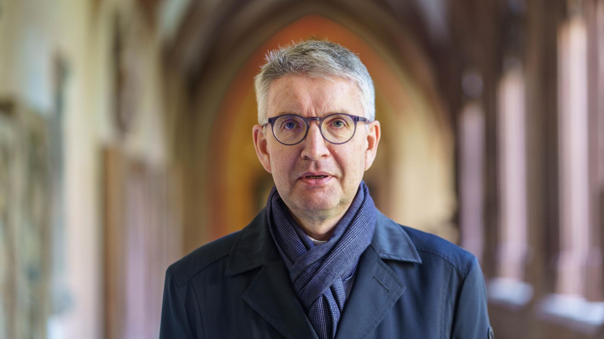 Rheinland-Pfalz, Mainz: Der Mainzer Bischof Peter Kohlgraf steht im Kreuzgang am Dom. Rheinland-Pfalz, Mainz: Der Mainzer Bischof Peter Kohlgraf steht im Kreuzgang am Dom.