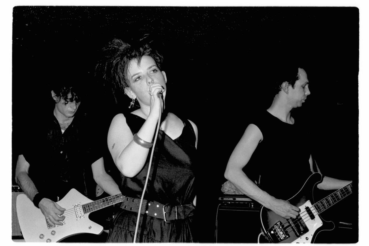 Schwarzweißaufnahme eines Konzerts der Band Leningrad Sandwich Schwarzweißaufnahme eines Konzerts der Band Leningrad Sandwich