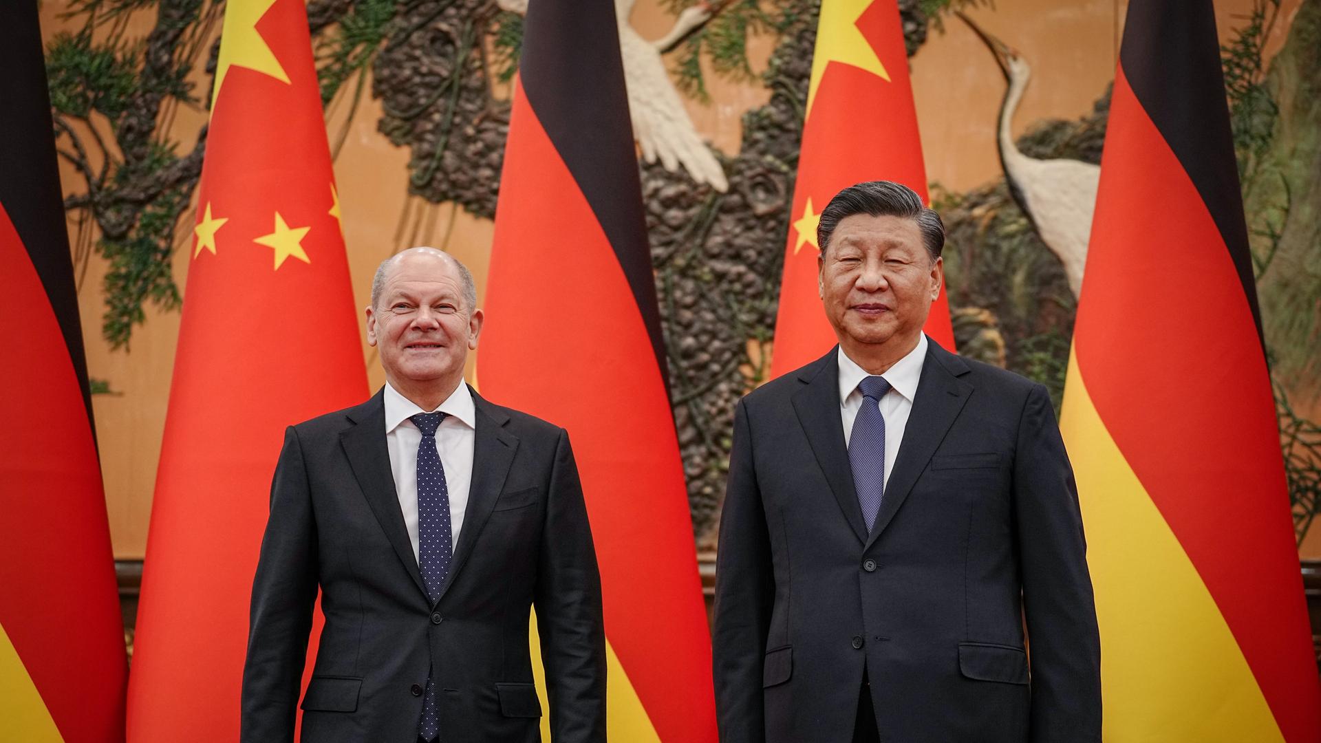 Xi Jinping (rechts), Präsident von China, empfängt Bundeskanzler Olaf Scholz (SPD) in der Großen Halle des Volkes in Peking.