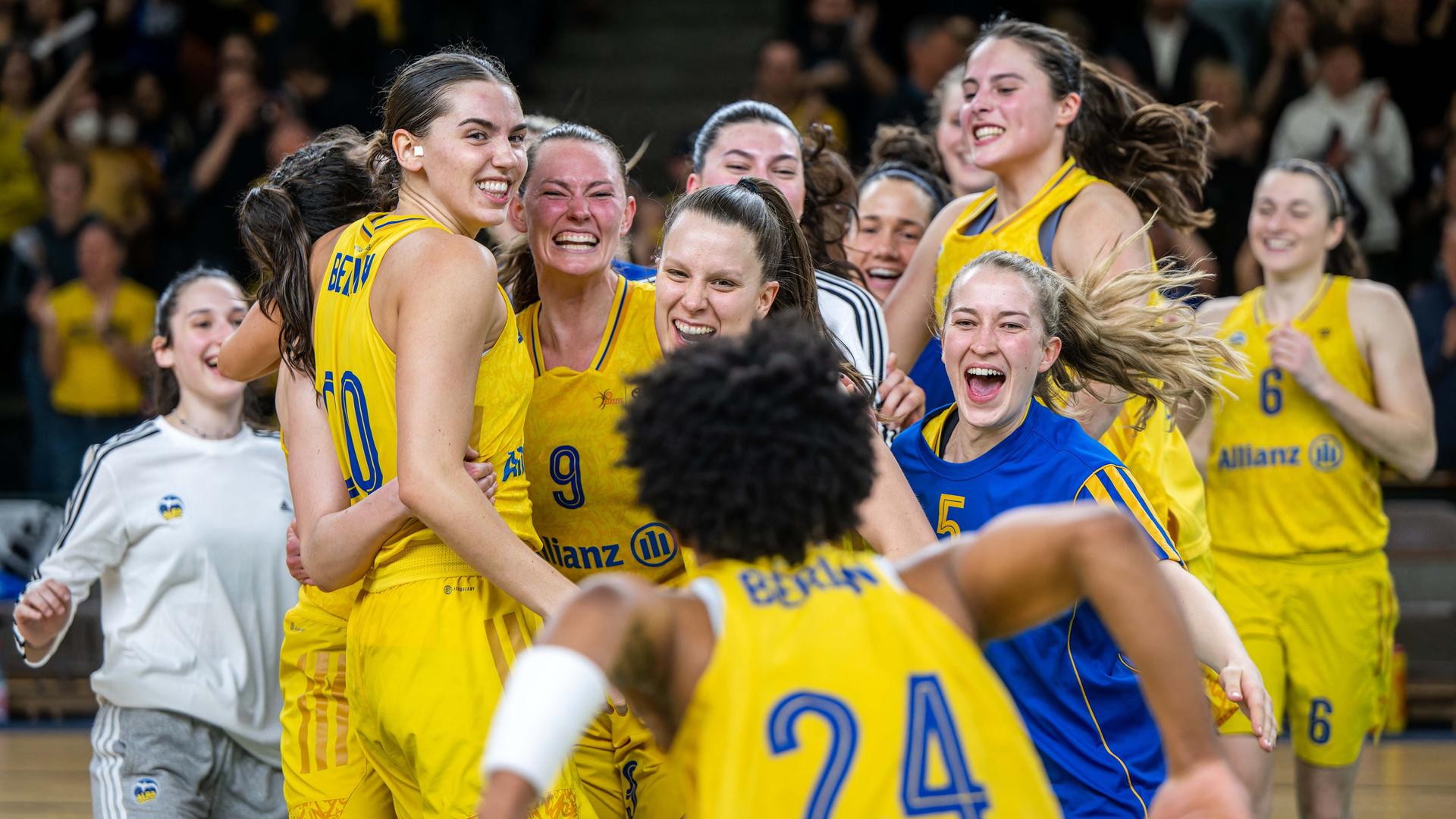 Spielerinnen der Basketballmannschaft von Alba Berlin Spielerinnen der Basketballmannschaft von Alba Berlin