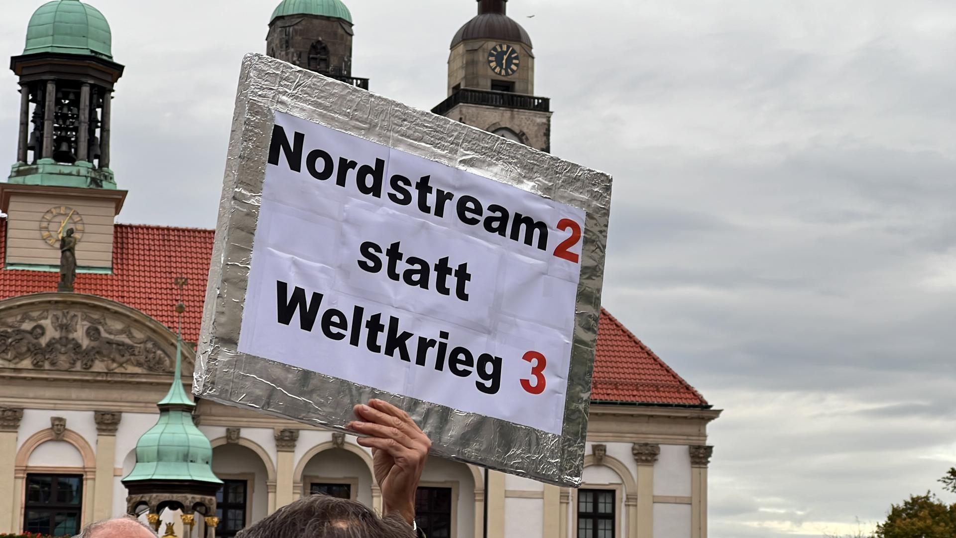 Teilnehmer einer Demonstration gegen die Energiepolitik der Bundesregierung und gegen den Krieg in der Ukraine laufen am Abend durch die Innenstadt. Teilnehmer einer Demonstration gegen die Energiepolitik der Bundesregierung und gegen den Krieg in der Ukraine laufen am Abend durch die Innenstadt.