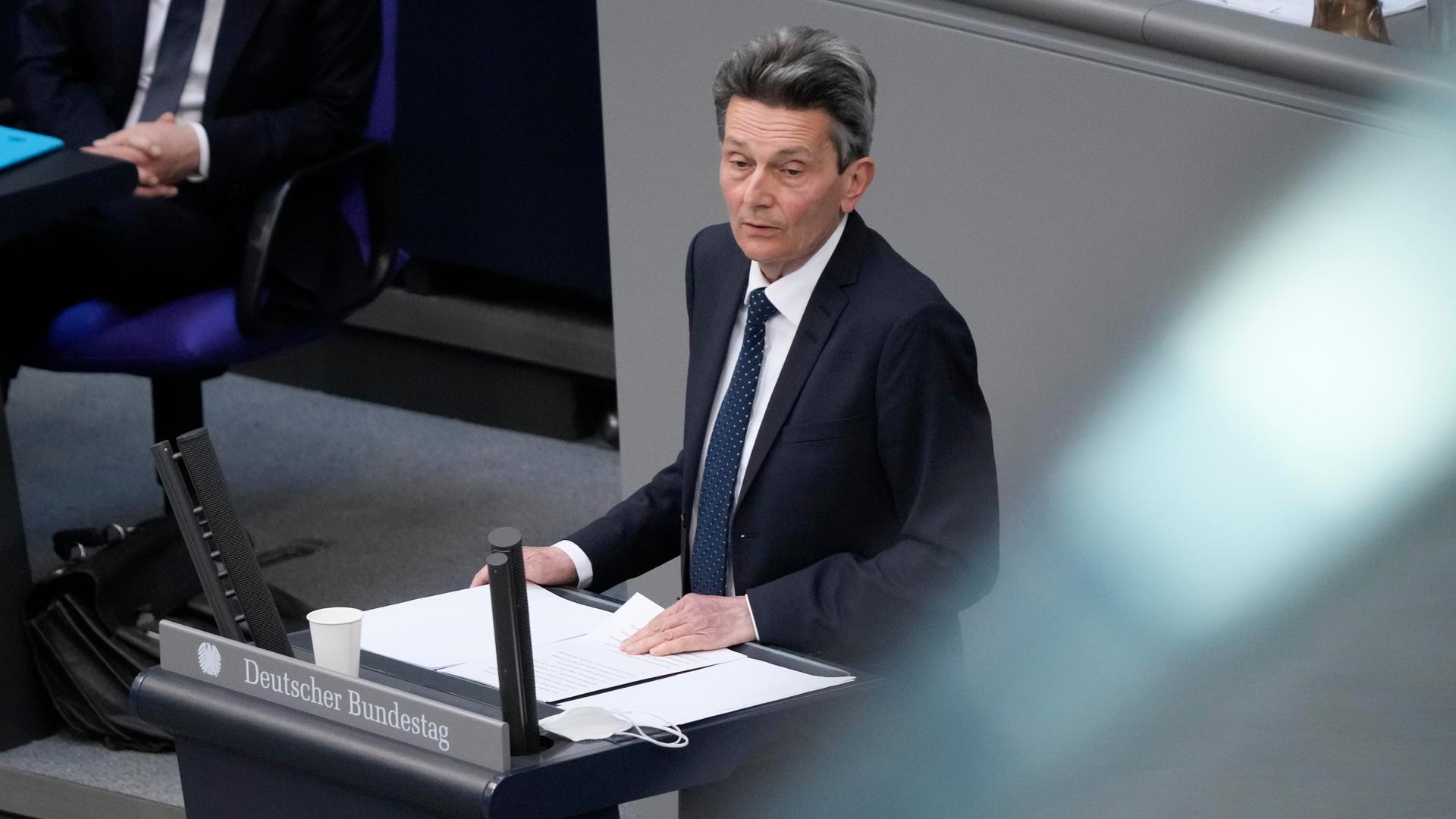 Dr. Rolf Mützenich von der SPD bei seiner Rede in der Haushaltsdebatte zum Haushalt des Bundeskanzleramt bei der 24. Sitzung des Deutschen Bundestag in Berlin Dr. Rolf Mützenich von der SPD bei seiner Rede in der Haushaltsdebatte zum Haushalt des Bundeskanzleramt bei der 24. Sitzung des Deutschen Bundestag in Berlin