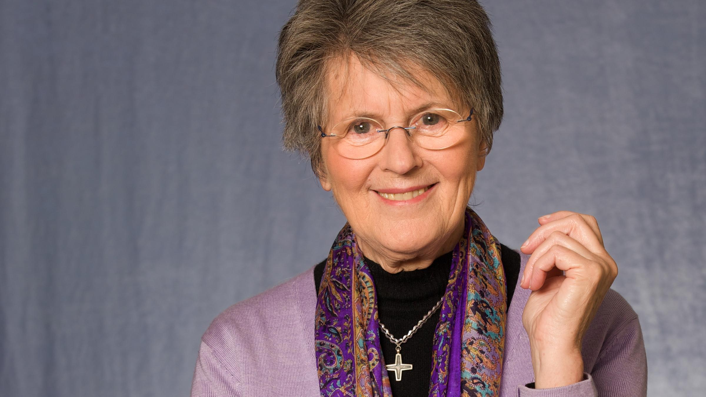 Lea Ackermann blickt lächelnd mit aufgestütztem Arm in die Kamera.