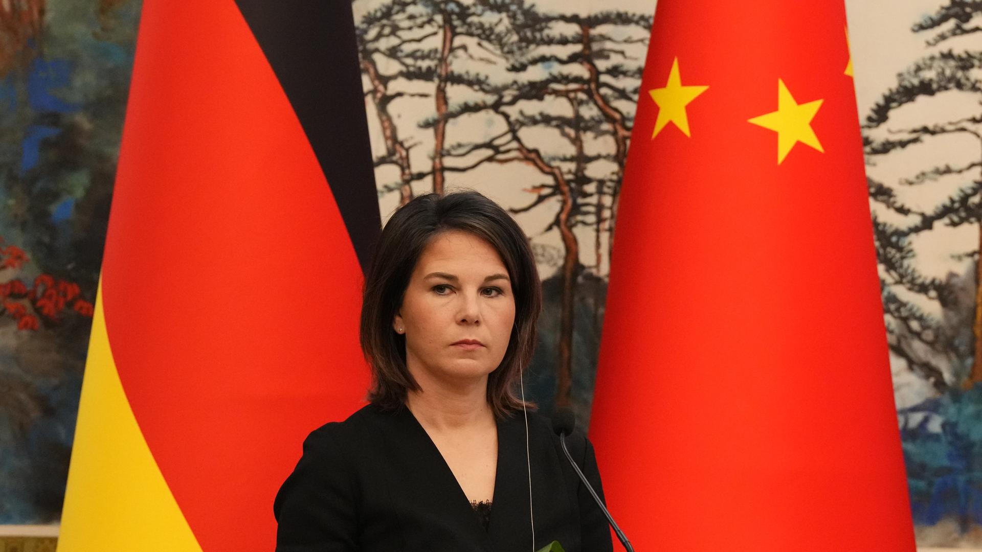 Annalena Baerbock (Bündnis 90/Die Grünen) wartet im Staatsgästehaus Diaoyutai während einer gemeinsame Pressekonferenz mit dem chinesischen Außenminister Gang.