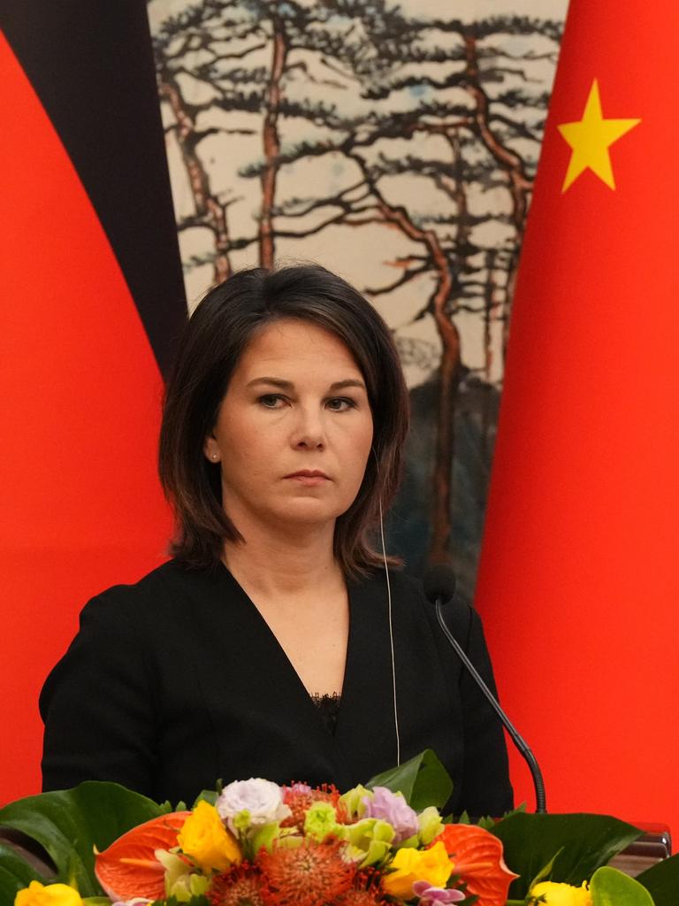 Annalena Baerbock (Bündnis 90/Die Grünen) wartet im Staatsgästehaus Diaoyutai während einer gemeinsame Pressekonferenz mit dem chinesischen Außenminister Gang.