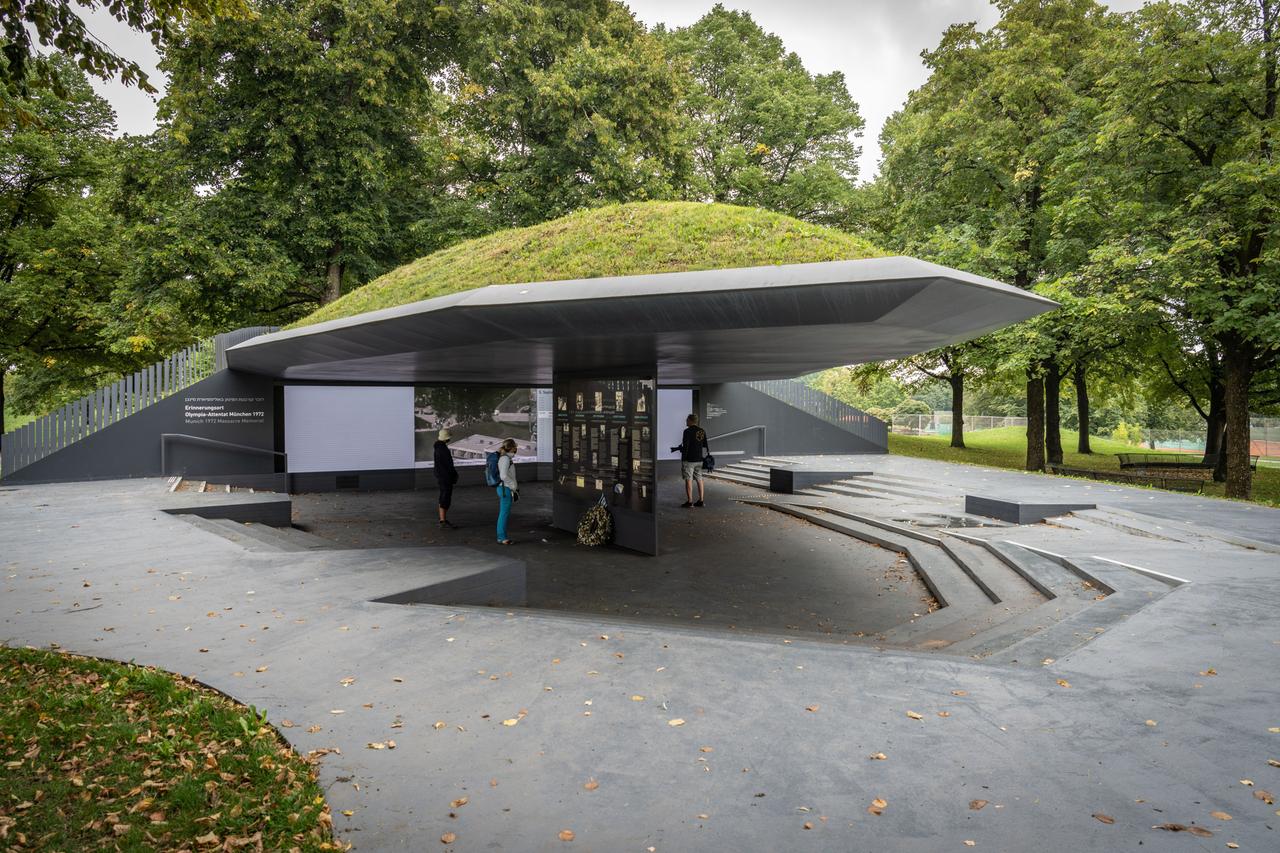Gebäude aus Beton mit Grün bewachsen. Der Erinnerungsort an das Olympia-Attentat München 1972 im Olympiapark. Gebäude aus Beton mit Grün bewachsen. Der Erinnerungsort an das Olympia-Attentat München 1972 im Olympiapark.