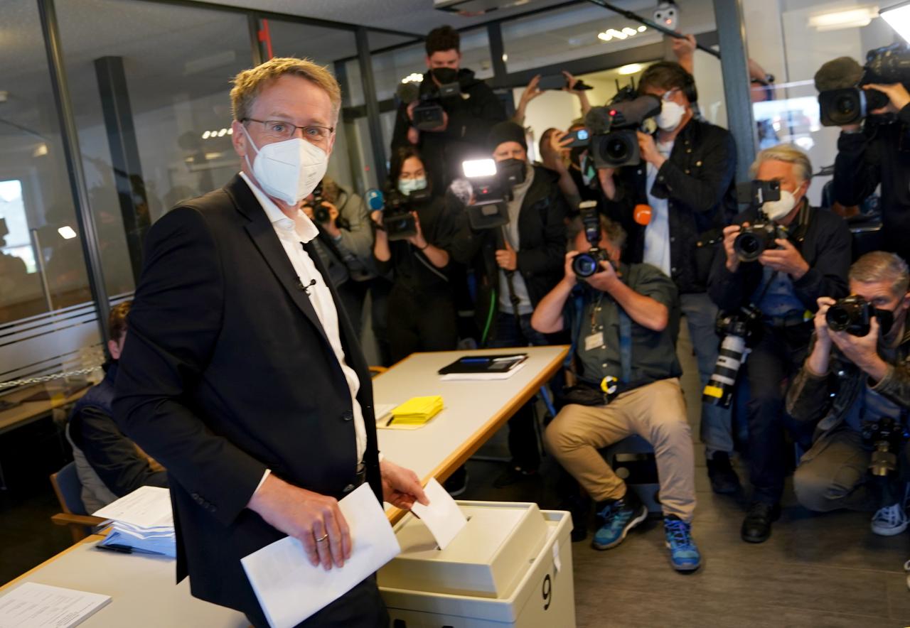 Daniel Günther, Ministerpräsident und CDU-Spitzenkandidat, gibt im Wahllokal Stadtwerke Eckernförde seinen Stimmzettel ab. In Schleswig-Holstein wird ein neuer Landtag gewählt. Daniel Günther, Ministerpräsident und CDU-Spitzenkandidat, gibt im Wahllokal Stadtwerke Eckernförde seinen Stimmzettel ab. In Schleswig-Holstein wird ein neuer Landtag gewählt.
