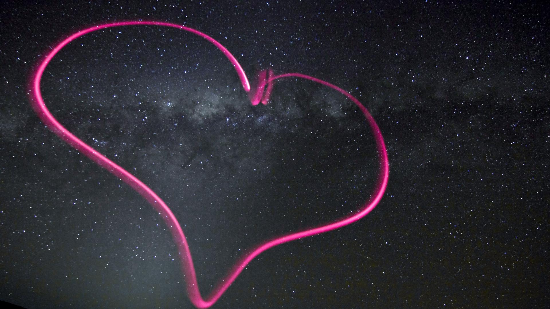  Fotograf Julien Girard von der Europäischen Südsternwarte in Chile hat 2012 eine Aufnahme des Milchstraßenzentrums 25 Sekunden lang belichtet. Währenddessen zeichnete er mit seiner Taschenlampe an seinem Schlüsselbund ein virtuelles Herz. 