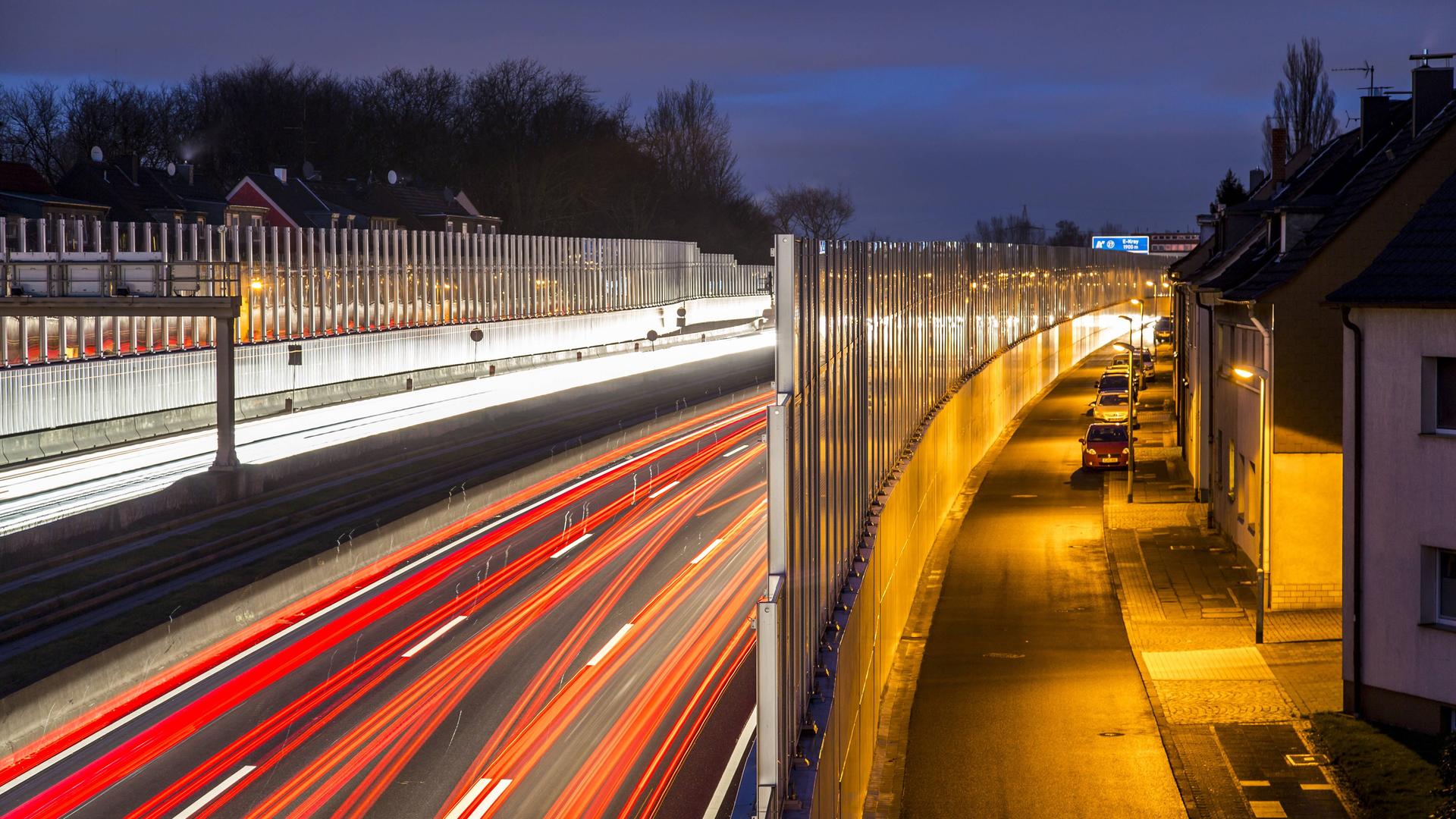 Lärmschutzwände an einer befahrenen Autobahn Lärmschutzwände an einer befahrenen Autobahn
