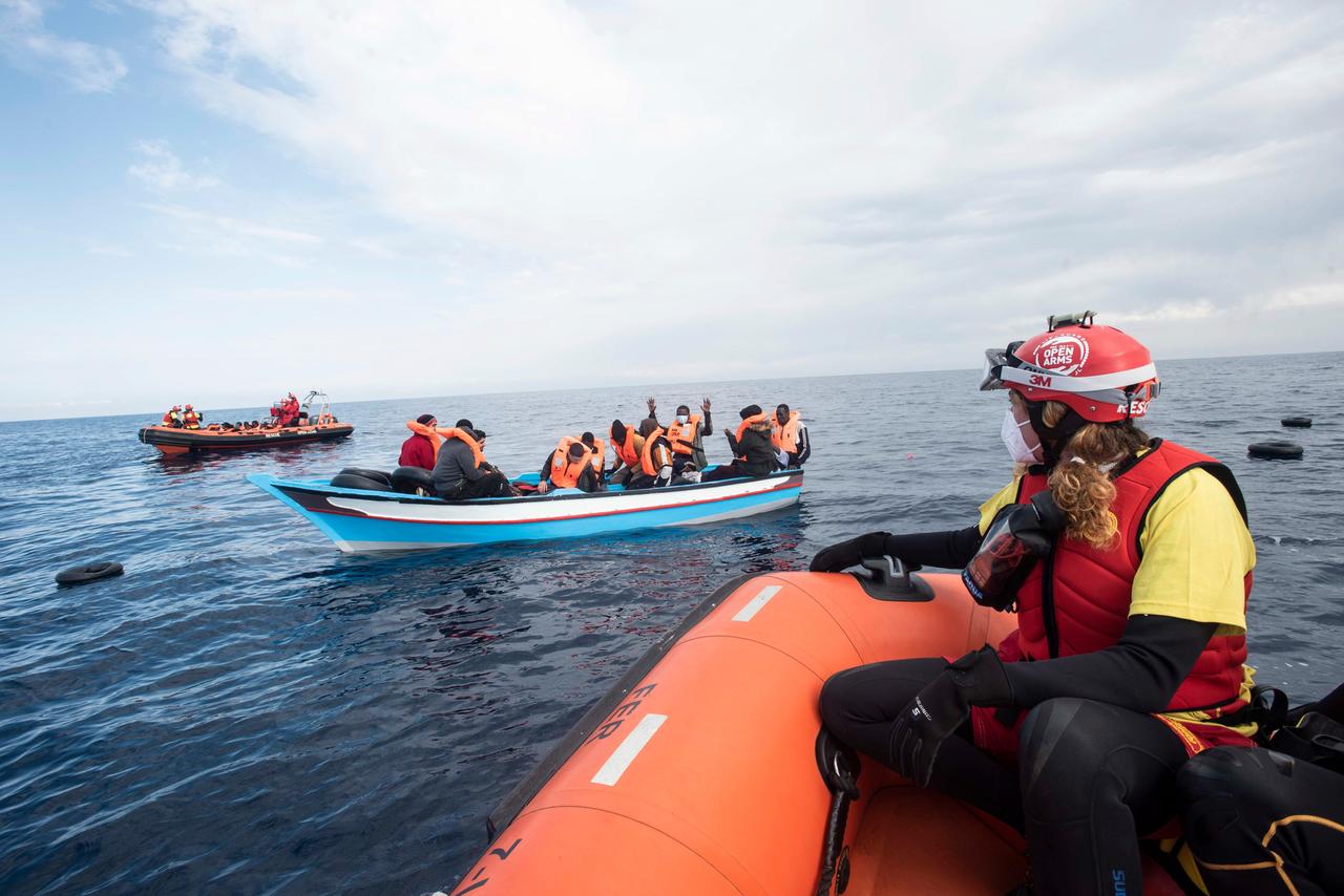 Ein Holzboot mit 28 Flüchtlingen aus Afrika am 5. März 2022 vor der libyschen Küste Ein Holzboot mit 28 Flüchtlingen aus Afrika am 5. März 2022 vor der libyschen Küste