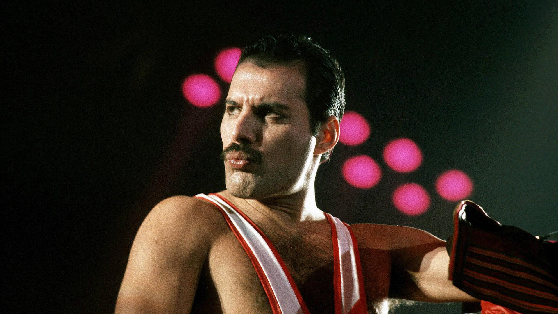 Freddie Mercury steht auf der Bühne.