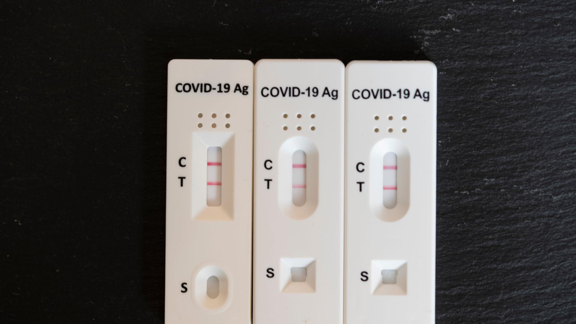 Drei positive Corona-Selbst-Tests. Drei positive Corona-Selbst-Tests.