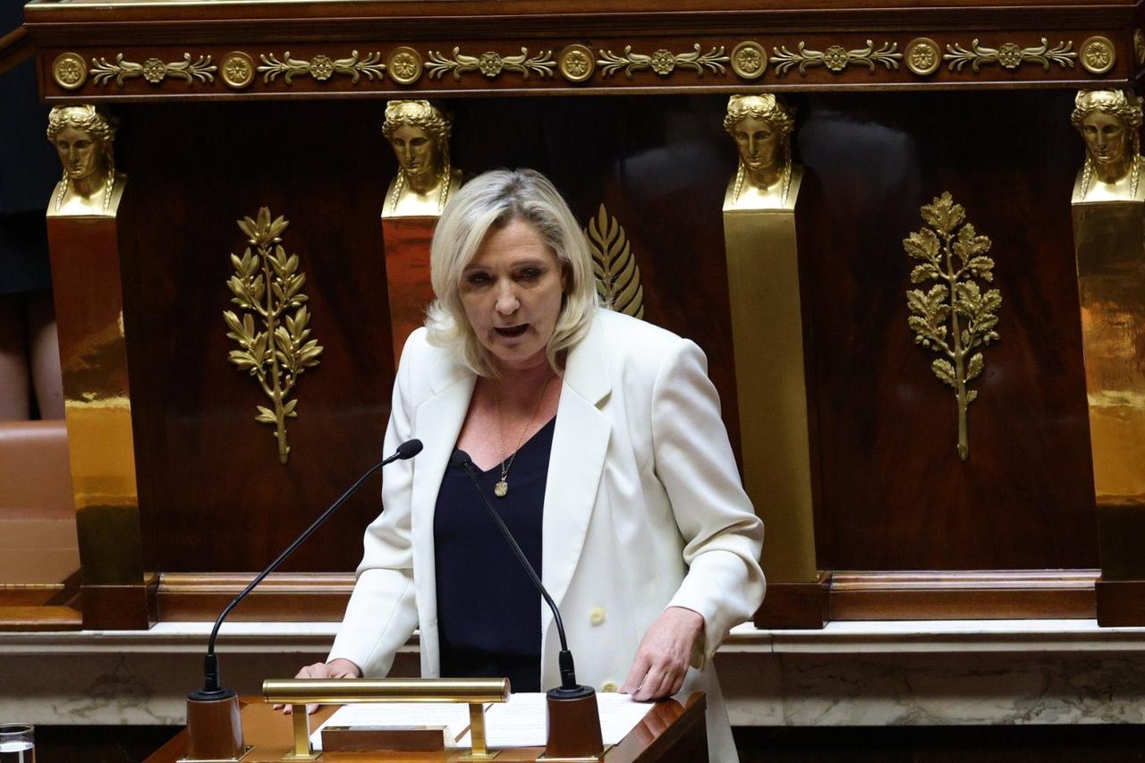 Marine Le Pen spricht vor der französischen Nationalversammlung