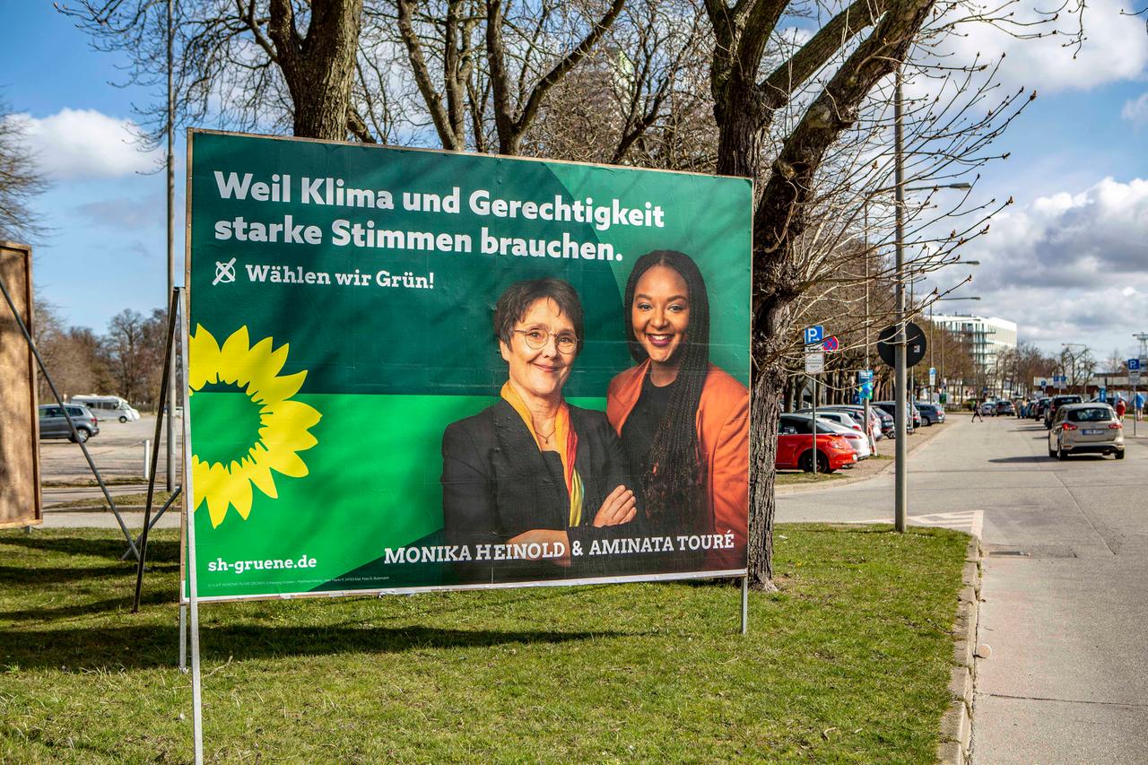 Die Grünen Spitzenkandidatinnen Monika Heinold und Aminata Touré auf einem Plakat. Dazu der Slogan "Weil Klima und Gerechtigkeit starke Stimmen brauchen".