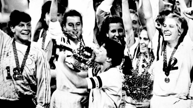Spielerinnen der USA feiern ihren Weltmeistertitel 1991.