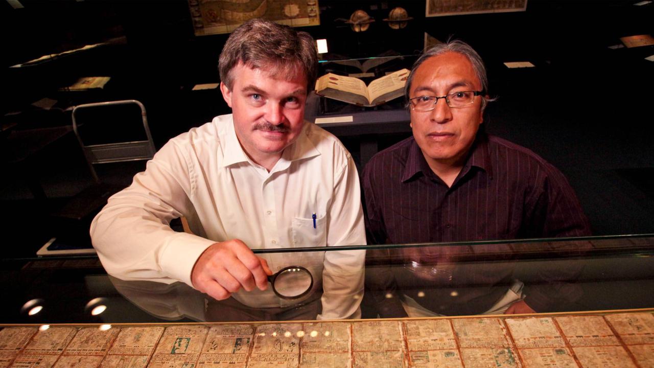 Nikolai Grube (weißes Hemd) und sein Kollege Lolmay Pedro Garcia Matzew begutachten eine der ältesten Maya-Handschriften der Welt