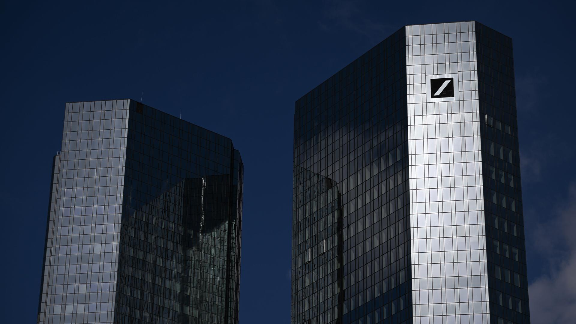 Die Morgensonne fällt auf die Glasfassade der Zentrale der Deutschen Bank.