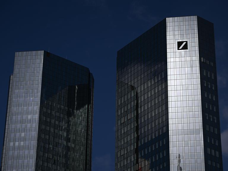 Die Morgensonne fällt auf die Glasfassade der Zentrale der Deutschen Bank.
