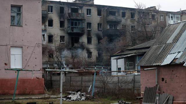 Zerstörte Wohnhäuser in Issjum in der ukrainischen Region Charkiw, kurz vor Weohnachten 2022