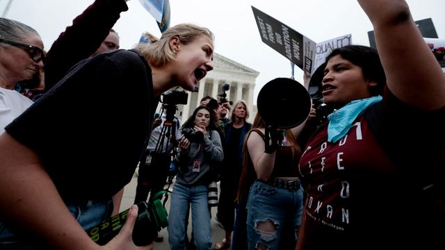 Abtreibungsbefürworterinnen und Gegner stehen sich erbittert gegenüber – Demo vor dem Obersten Gerichtshof in Washington D.C., an dem in den nächsten Wochen das Urteil fallen soll, 3. Mai 2022
