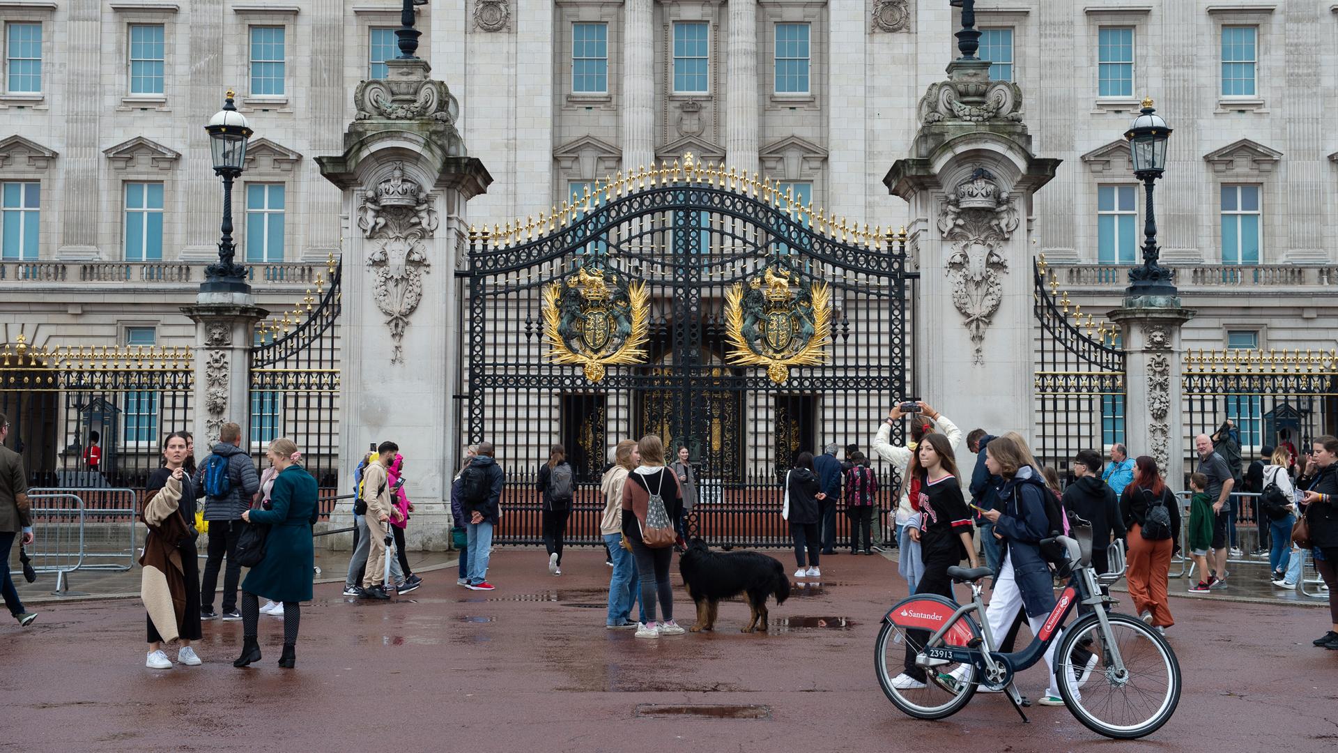 Menschen haben sich vor dem Buckingham Palast versammelt, nachdem es erste Nachrichten über den schlechten Gesundheitszustand von Königin Elisabeth II. gab