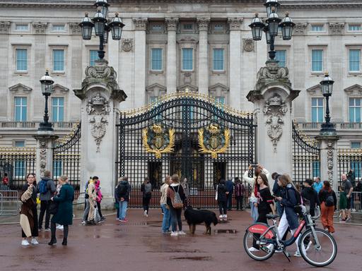 Menschen haben sich vor dem Buckingham Palast versammelt, nachdem es erste Nachrichten über den schlechten Gesundheitszustand von Königin Elisabeth II. gab