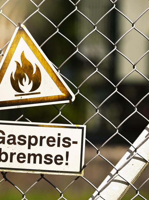 Schild mit Gasflamme und der Aufschrift Gaspreisbremse