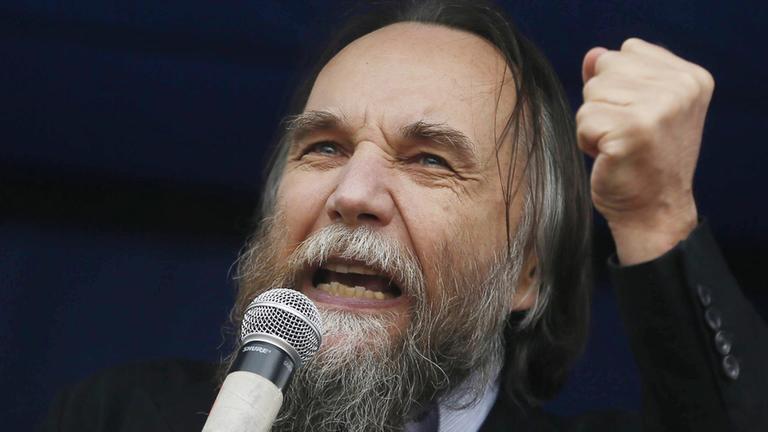 Alexander Dugin am Mikrofon, Moskau. Alexander Dugin am Mikrofon, Moskau.