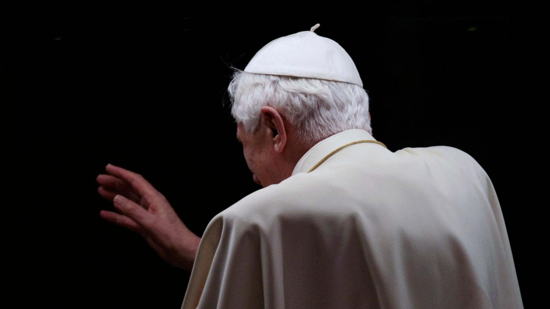 Тогдашний папа Бенедикт XVI. волны от его папомобиля, вид сбоку.