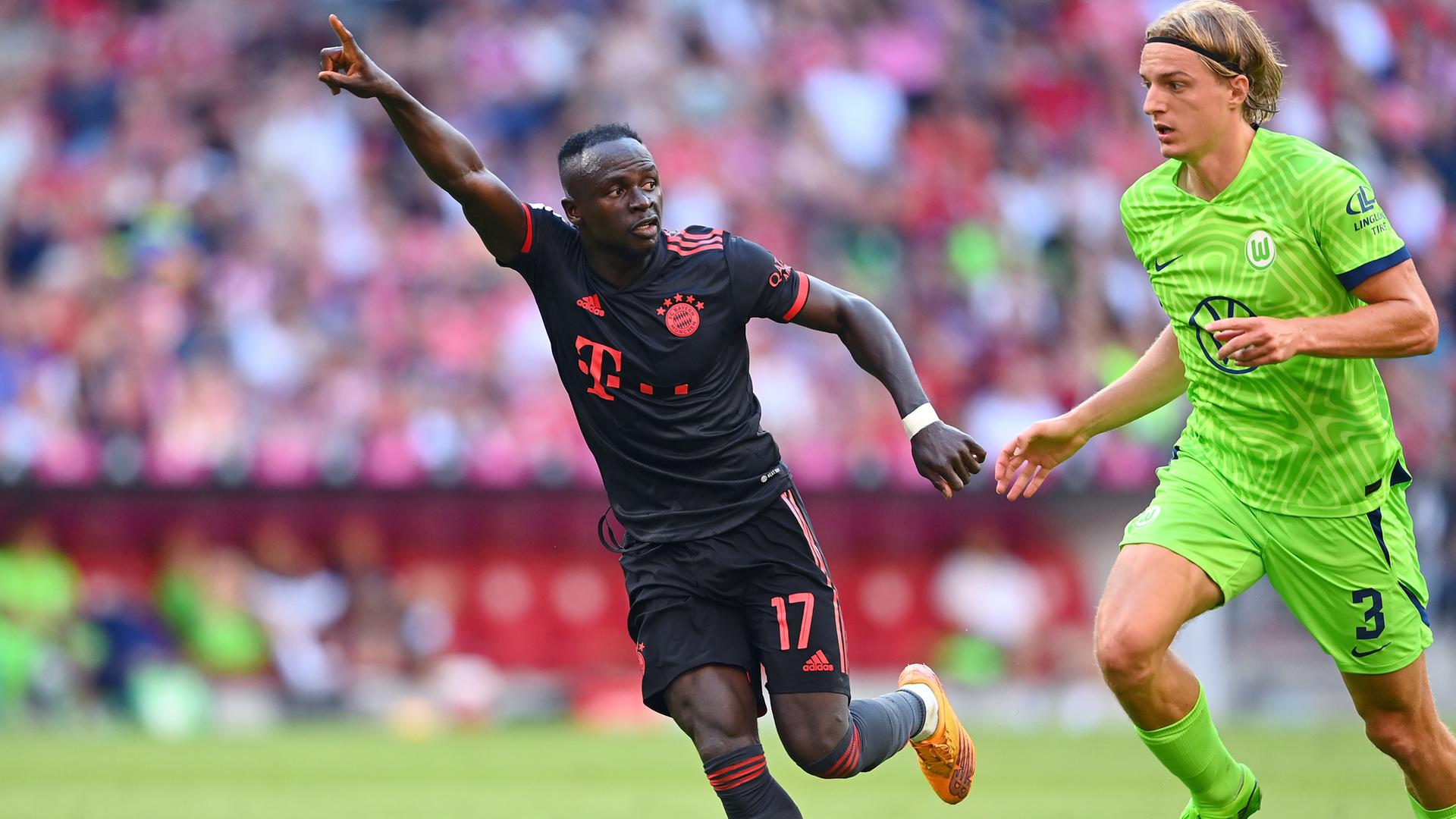 Sadio Mané (links) und Sebastiaan Bornauw im Spiel des FC Bayern gegen den VfL Wolfsburg Sadio Mané (links) und Sebastiaan Bornauw im Spiel des FC Bayern gegen den VfL Wolfsburg