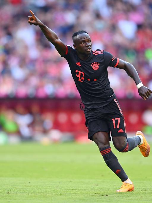 Sadio Mané (links) und Sebastiaan Bornauw im Spiel des FC Bayern gegen den VfL Wolfsburg