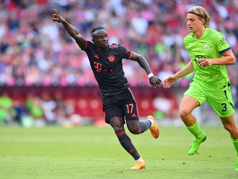 Sadio Mané (links) und Sebastiaan Bornauw im Spiel des FC Bayern gegen den VfL Wolfsburg