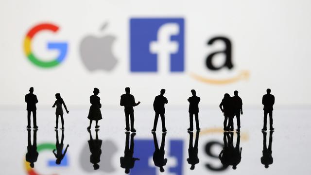 Ein Symbolbild zeigt Umrisse von Menschen (Figuren), die vor den Logos der großen Digitalkonzerne Google, Apple, Facebook und Amazon stehen 