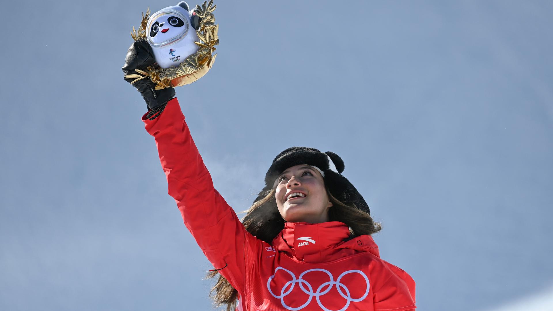 Ski Freestyle: Die Erstplatzierte Eileen Gu aus China feiert nach ihrem Lauf.