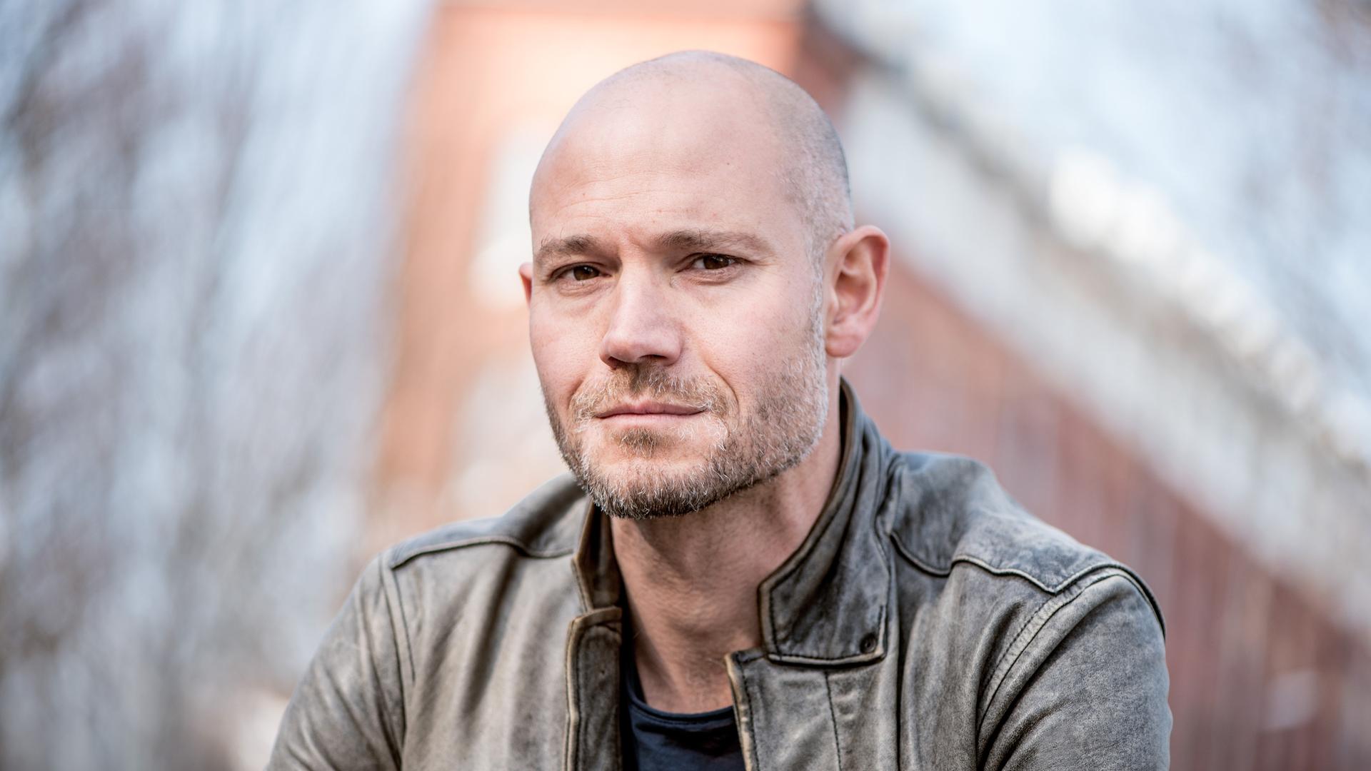 Der Philosoph Omri Boehm trägt eine graubraune Lederjacke und schaut ernst in die Kamera. Der Philosoph Omri Boehm trägt eine graubraune Lederjacke und schaut ernst in die Kamera.