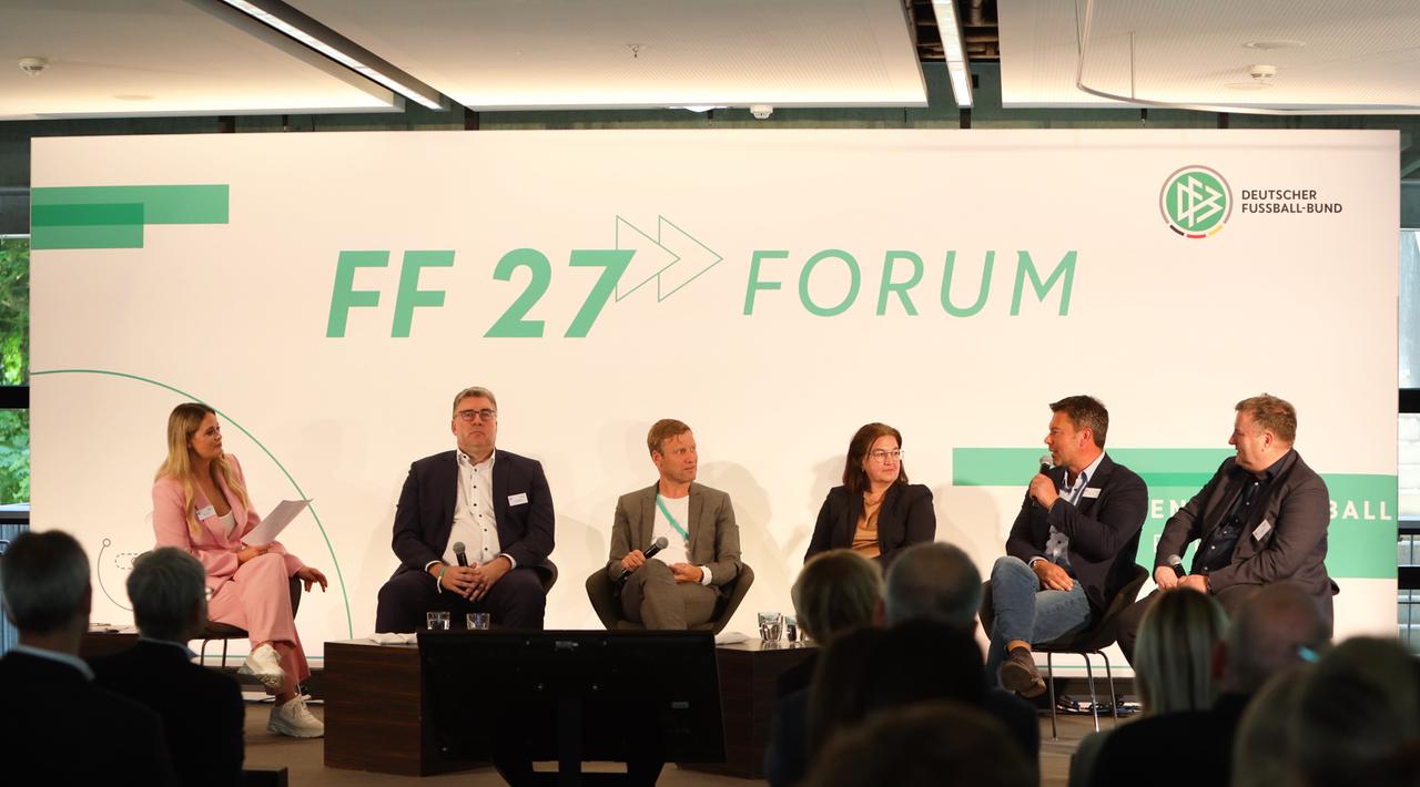 Auf dem FF27-Forum befassten sich Axel Hellmann (Vorstandssprecher Eintracht Frankfurt), Holger Blask (Geschäftsführer DFB GmbH & Co KG), DFB Generalsekretärin Heike Ullrich, ZDF-Sportchef Yorck Polus und ARD Sportkoordinator Axel Balkausky mit der Entwicklung des Frauenfußballs.
Auf dem FF27-Forum befassten sich Axel Hellmann (Vorstandssprecher Eintracht Frankfurt), Holger Blask (Geschäftsführer DFB GmbH & Co KG), DFB Generalsekretärin Heike Ullrich, ZDF-Sportchef Yorck Polus und ARD Sportkoordinator Axel Balkausky mit der Entwicklung des Frauenfußballs.