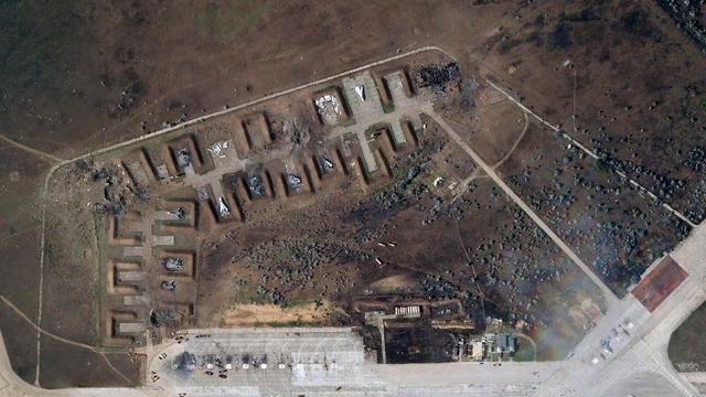 Krim: Das von Planet Labs PBC zur Verfügung gestellte Satellitenbild zeigt zerstörte russische Flugzeuge auf dem Luftwaffenstützpunkt Saki nach einer Explosion.