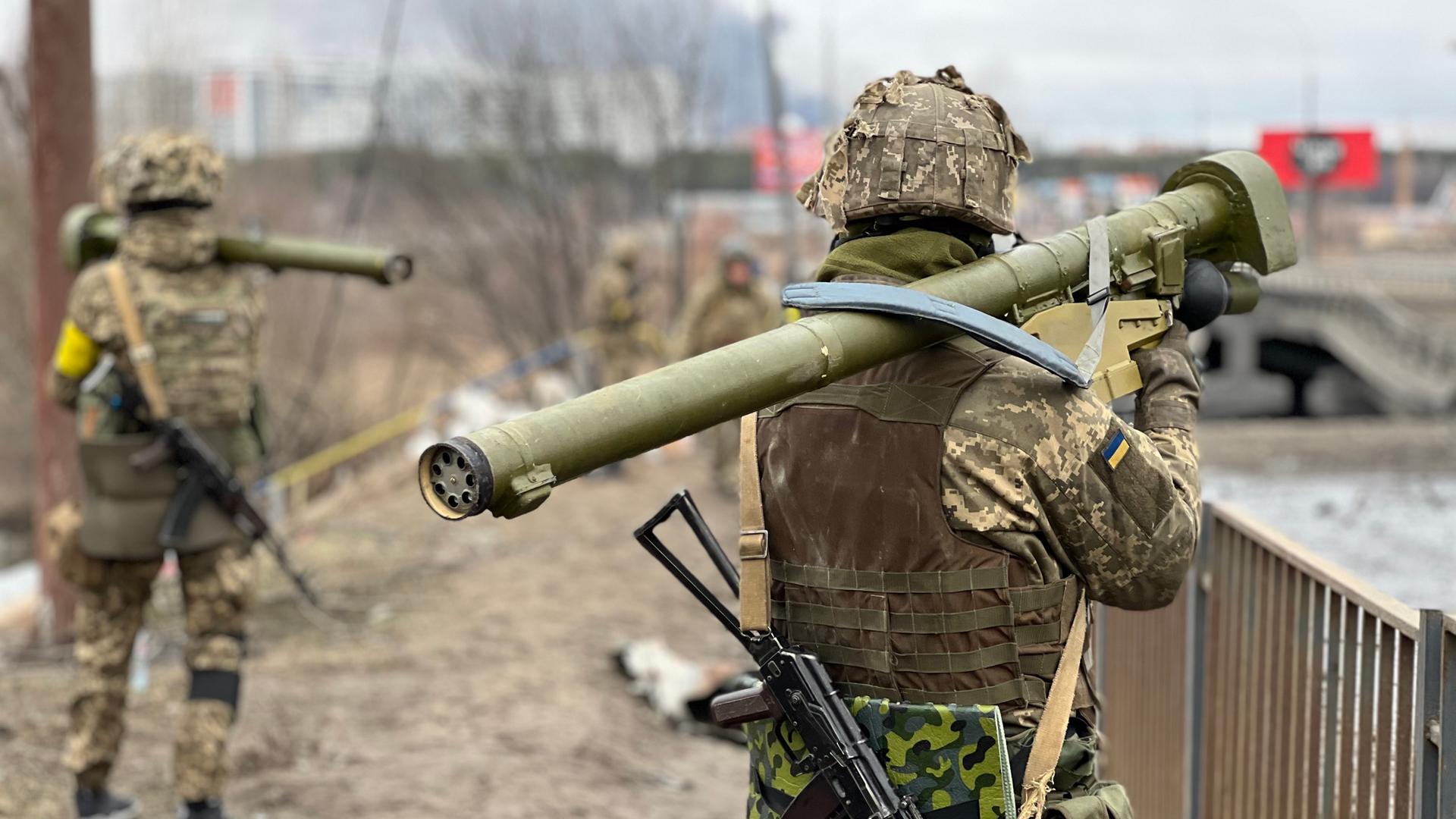 Mit Raketen bewaffnete ukrainische Soldaten in Kiew