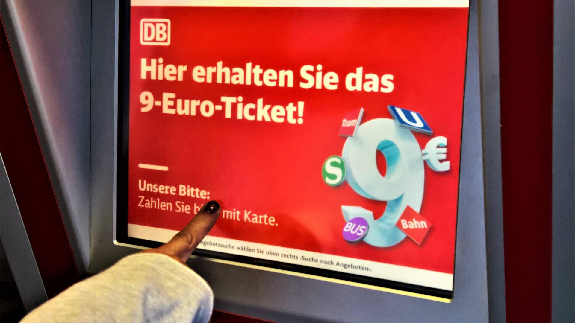 DB Deutsche Bahn, das 9 Euro Ticket fuer den Monat Juli 2022. Fuer 9 Euro kann man auch im Juli erneut einen Monat lang im Nahverkehr - auch im oeffentlichen Personennahverkehr mittels Bus, Strassenbahn, sowie U- und S-Bahn - durch ganz Deutschland reisen
