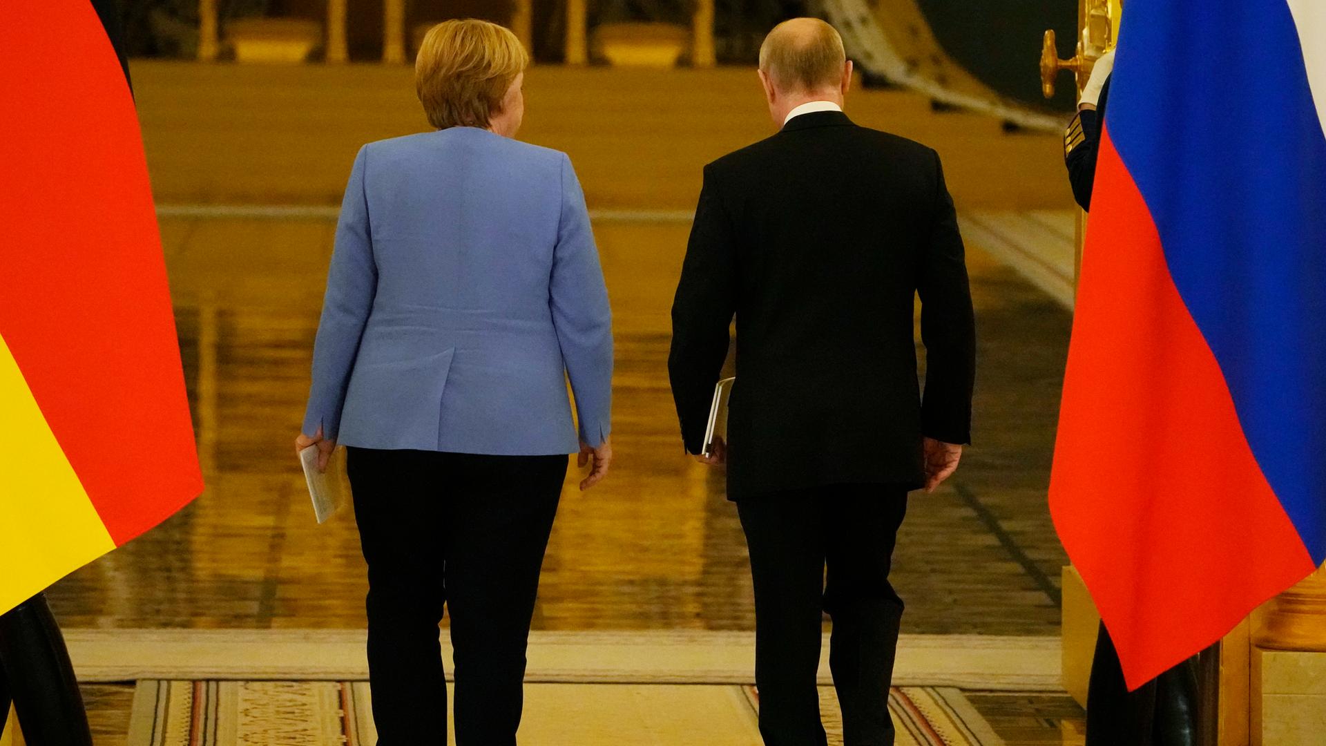 Präsident Putin und Kanzlerin Merkel verlassen eine gemeinsame Pressekonferenz im Kreml. Präsident Putin und Kanzlerin Merkel verlassen eine gemeinsame Pressekonferenz im Kreml.