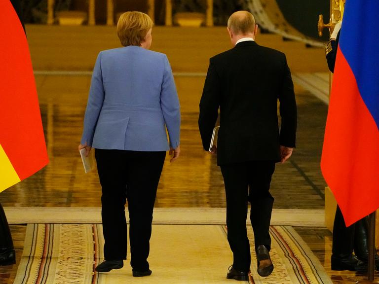 Präsident Putin und Kanzlerin Merkel verlassen eine gemeinsame Pressekonferenz im Kreml.